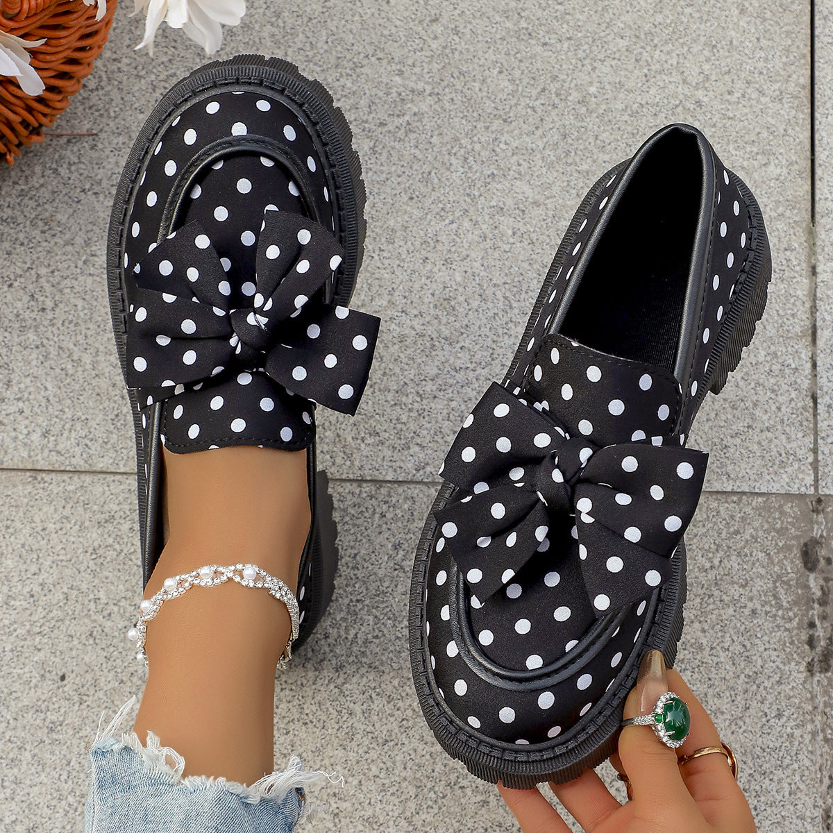 👞 50% RABATT! ⏰ Damloafers med platt sula, prickigt mönster & rosett – Bekväma, söta & perfekta för vardag och kontor 🎀