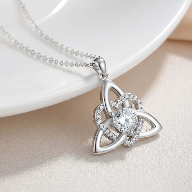 💎 50% RABATT! ⏳ Halsband med hjärtformad hänge i keltisk knutstil – Intrikat design, tidlös symbolik & perfekt som en meningsfull gåva för nära och kära ❤️