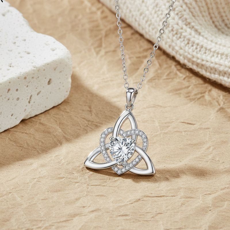 💎 50% RABATT! ⏳ Halsband med hjärtformad hänge i keltisk knutstil – Intrikat design, tidlös symbolik & perfekt som en meningsfull gåva för nära och kära ❤️