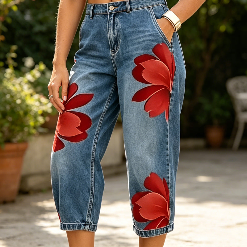 Dam jeans med blomapplikation – vida ben, mjuk denim & unik konstnärlig design 🌸👖✨
