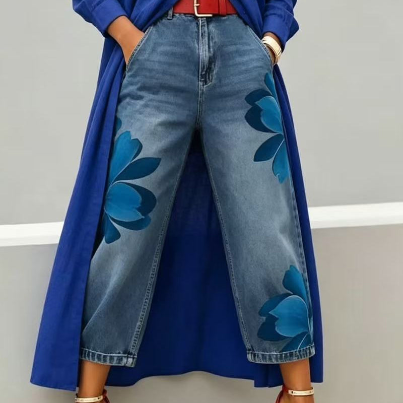 Dam jeans med blomapplikation – vida ben, mjuk denim & unik konstnärlig design 🌸👖✨