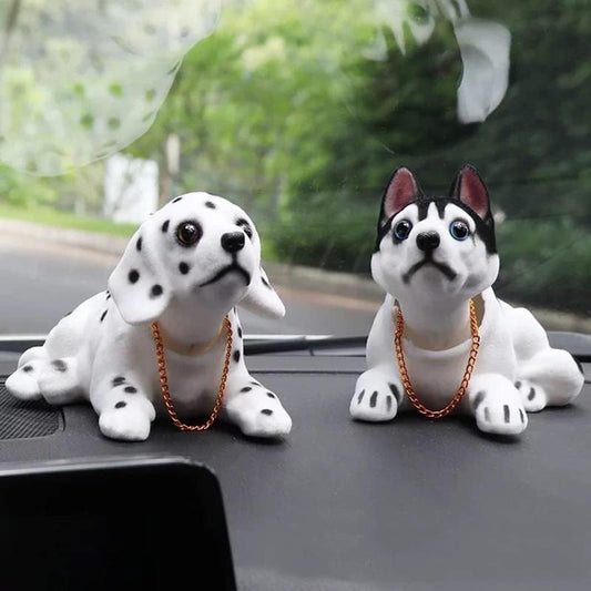 🐶 Söt hund-bobblehead – nickar vid varje kurva – 10 raser, mjuk plysch, guldkedja – sprider glädje under varje bilresa 🚗