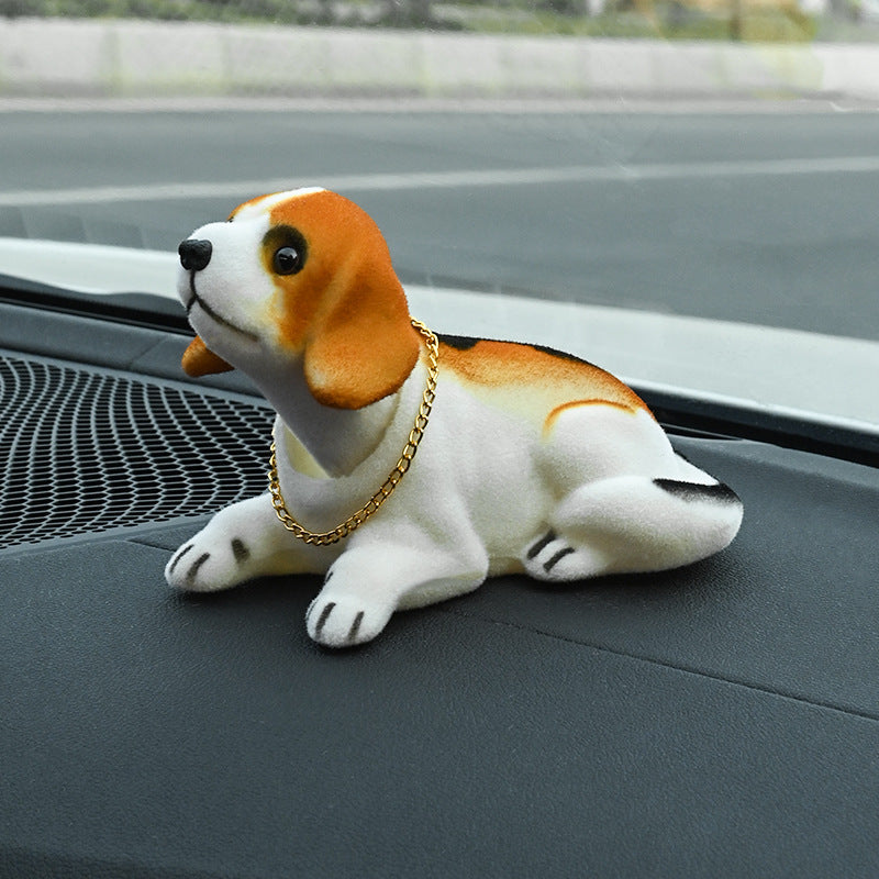 🐶 Söt hund-bobblehead – nickar vid varje kurva – 10 raser, mjuk plysch, guldkedja – sprider glädje under varje bilresa 🚗