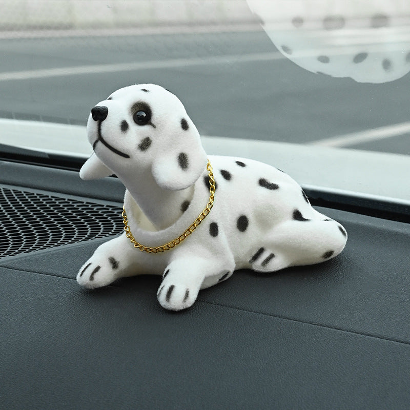 🐶 Söt hund-bobblehead – nickar vid varje kurva – 10 raser, mjuk plysch, guldkedja – sprider glädje under varje bilresa 🚗