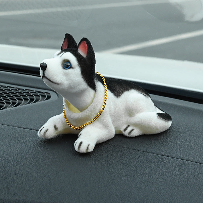 🐶 Söt hund-bobblehead – nickar vid varje kurva – 10 raser, mjuk plysch, guldkedja – sprider glädje under varje bilresa 🚗